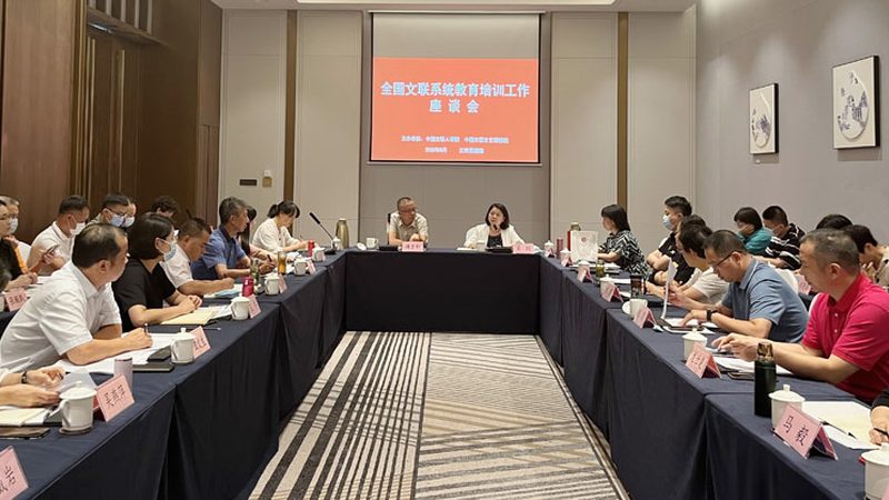 小标题：IT行业发展趋势分析